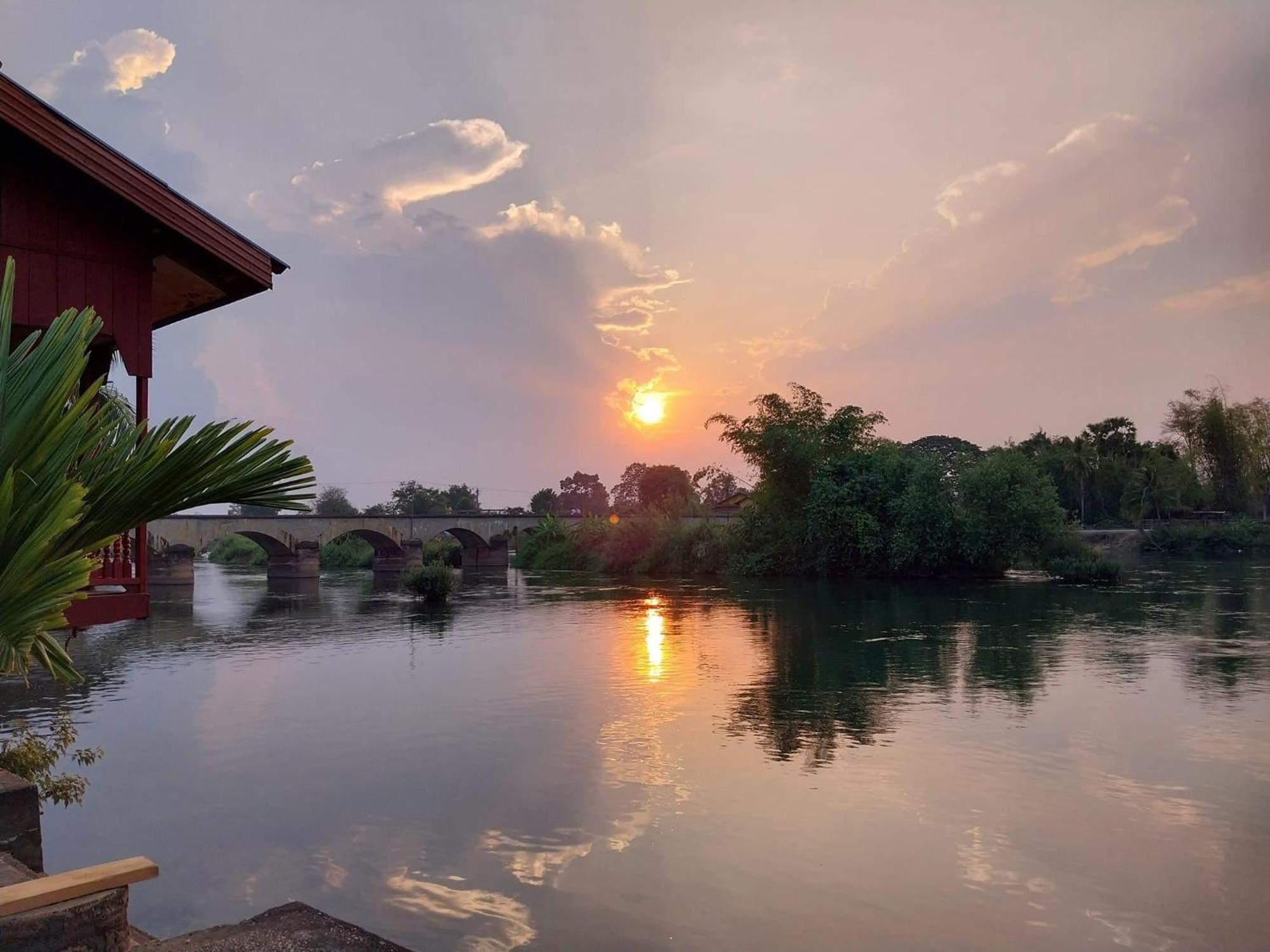 Khampheng River Views Sunset Hotel Ban Donsom ภายนอก รูปภาพ